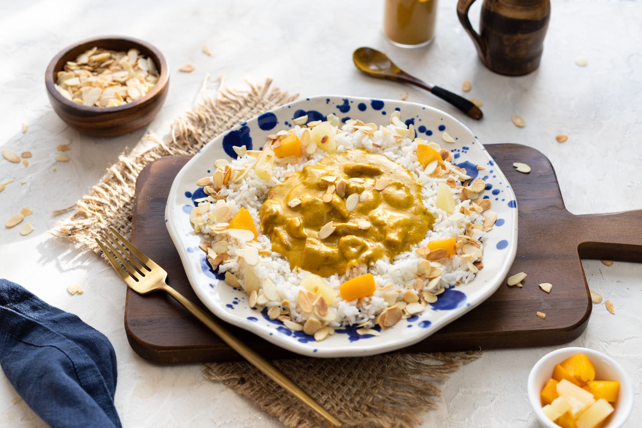 Veganes Curry mit Luya Chunks als Chicken Ersatz schön serviert zu Casmir Reis